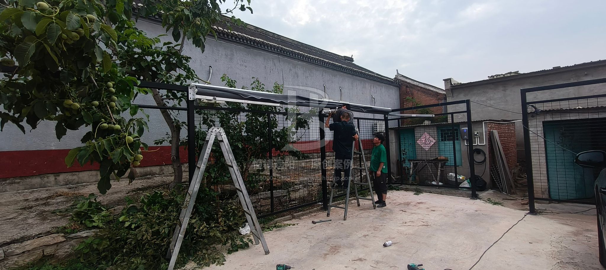 案例展示 - 电动伸缩遮阳雨棚 - 顺义李遂镇葛代子村自建房车位-恒博遮阳 案例展示 - 电动伸缩遮阳雨棚 - 顺义李遂镇葛代子村自建房车位-恒博遮阳