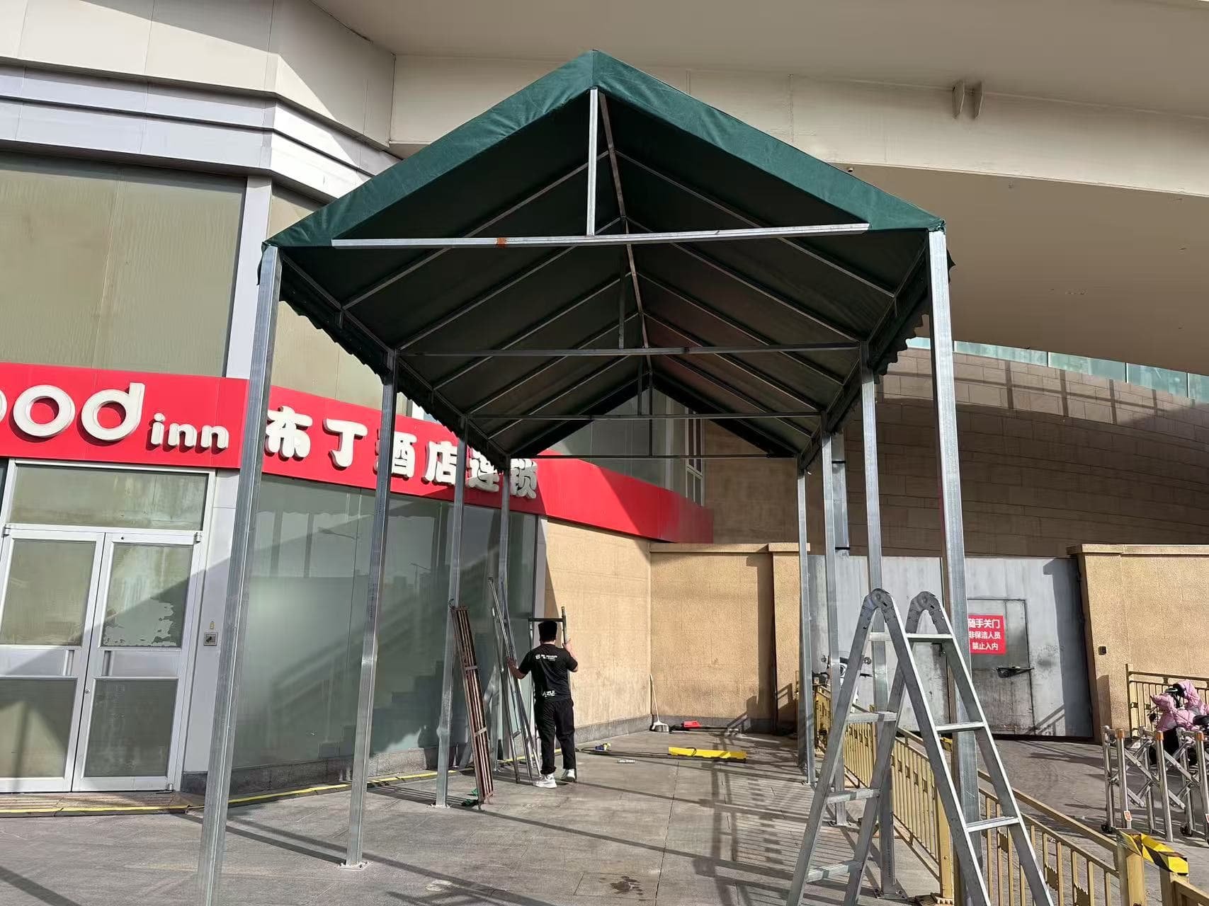 案例展示 - 固定遮阳棚 - 北京南站北广场-恒博遮阳 案例展示 - 固定遮阳棚 - 北京南站北广场-恒博遮阳