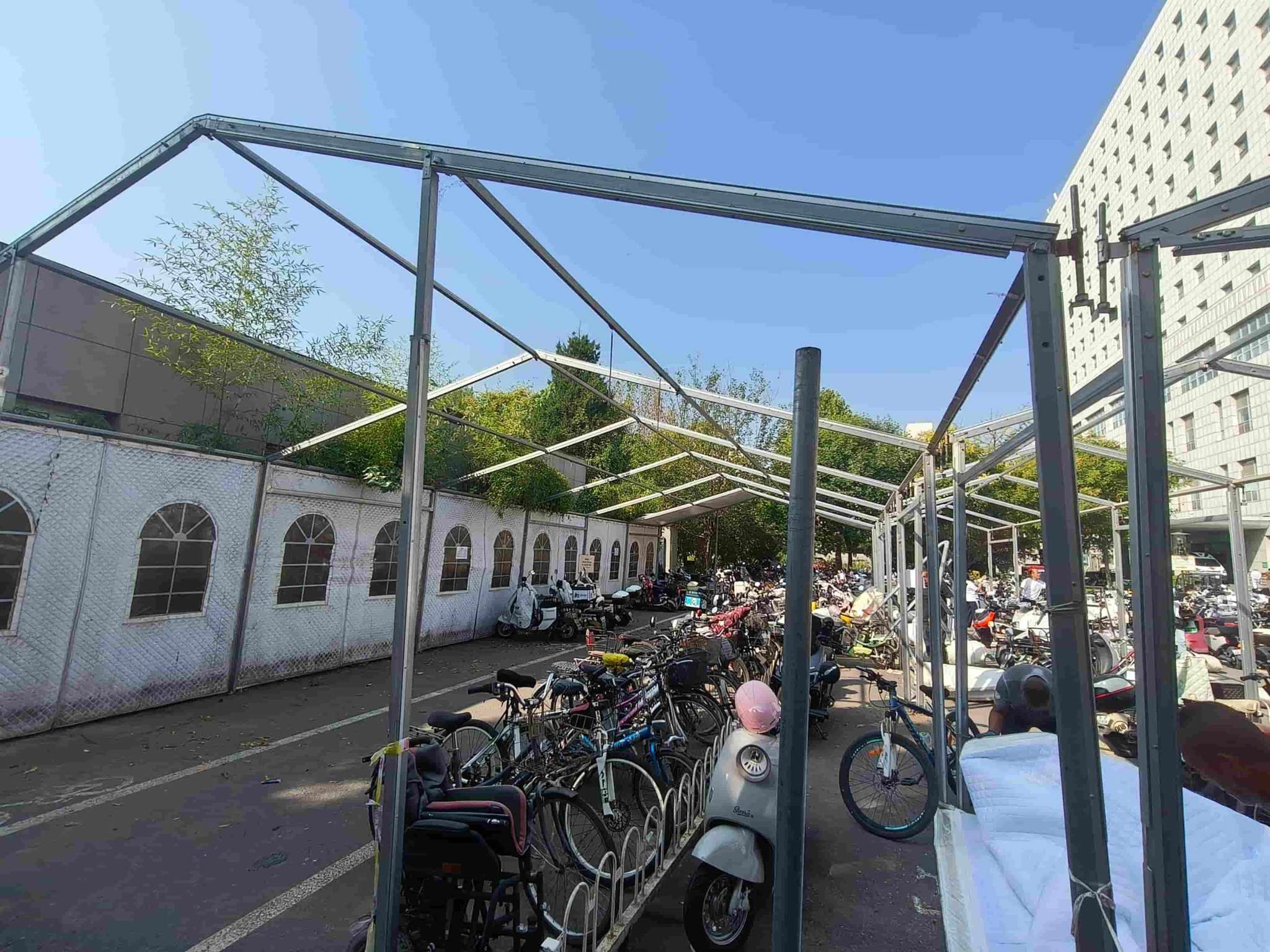 案例展示 - 固定篷房 - 石景山医院电动车停车棚-恒博遮阳 案例展示 - 固定篷房 - 石景山医院电动车停车棚-恒博遮阳